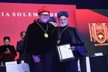 Entrega la Benemérita UNACH el Doctorado Honoris Causa a Javier Espinosa Mandujano, Carlos Alberto Navarrete Cáceres y Antonio García de León y Griego