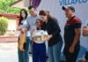 La alcaldesa Valeria Rosales entrega tenis y mochilas en escuelas primarias