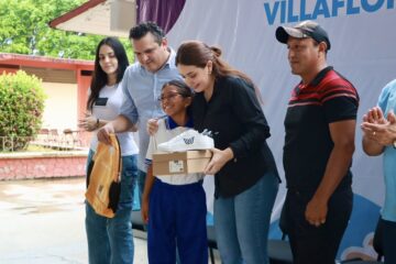 La alcaldesa Valeria Rosales entrega tenis y mochilas en escuelas primarias