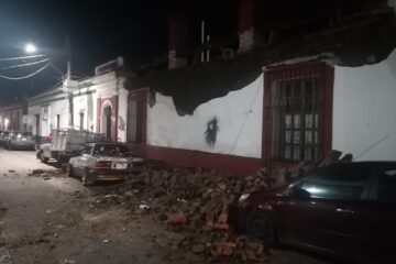 Se desploma una barda en San Cristóbal, daña tres automóviles y dos motocicletas