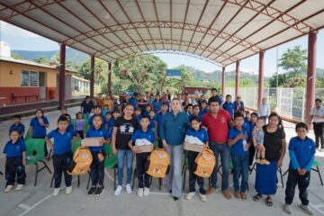 Valeria Rosales entrega mochilas y tenis a niñez de comunidades rurales de Villaflores