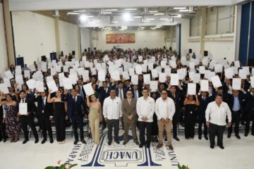 Entregan documentos a 146 jóvenes que egresaron de la Licenciatura en Arquitectura de la UNACH