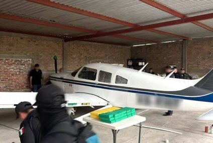 Catean aeródromo de Tapachula, Chiapas y aseguran paquetes con cocaína y una avioneta
