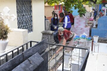 Continúa Ayuntamiento de Tuxtla impulsando operativo de limpieza en panteones