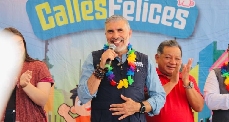 Angel Torres inaugura pavimentación de una calle más; ahora en Satélite Loma Larga