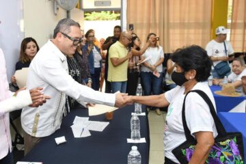 Entregan en la UNACH Beca Rosario Castellanos a personas que se alfabetizaron mediante el Programa Chiapas Puede