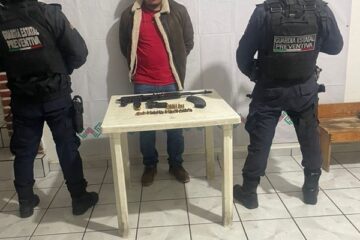 Detienen a masculino con armas de fuego y vehículo con reporte de robo en Pueblo Nuevo Solistahuacán