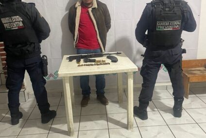 Detienen a masculino con armas de fuego y vehículo con reporte de robo en Pueblo Nuevo Solistahuacán