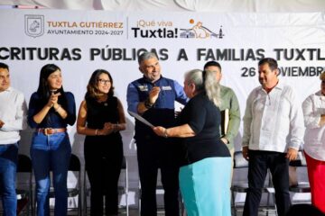 Entrega Angel Torres más de 100 escrituras públicas en beneficio de familias tuxtlecas Entrega Angel Torres más de 100 escrituras públicas en beneficio de familias tuxtlecas