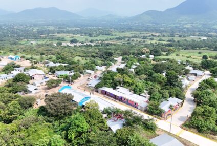 Valeria Rosales inaugura calle pavimentada en el ejido San Pedrito