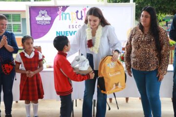 Valeria Rosales entrega mochilas y tenis en escuelas de comunidades rurales de Villaflores Valeria Rosales entrega mochilas y tenis en escuelas de comunidades rurales de Villaflores