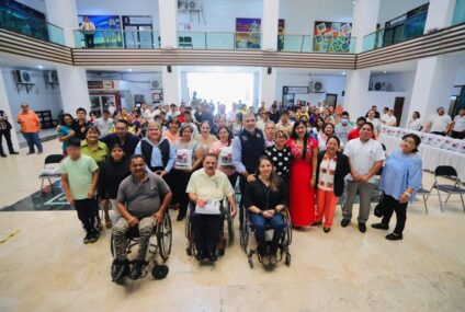 Angel Torres encabeza entrega de útiles escolares a estudiantes con discapacidad