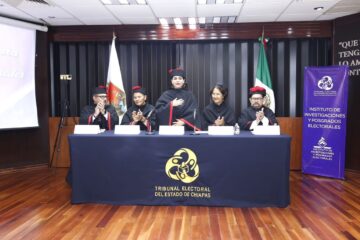 𝐆𝐫𝐚𝐝𝐮𝐚𝐜𝐢ó𝐧 𝐝𝐞 𝐥𝐚 𝐦𝐚𝐞𝐬𝐭𝐫í𝐚 𝐞𝐧 𝐃𝐞𝐫𝐞𝐜𝐡𝐨 𝐂𝐨𝐧𝐬𝐭𝐢𝐭𝐮𝐜𝐢𝐨𝐧𝐚𝐥 𝐲 𝐄𝐥𝐞𝐜𝐭𝐨𝐫𝐚𝐥 𝐞𝐧 𝐞𝐥 𝐓𝐫𝐢𝐛𝐮𝐧𝐚𝐥 𝐄𝐥𝐞𝐜𝐭𝐨𝐫𝐚𝐥