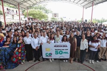 Eduardo Ramírez entrega el chip número 50 mil del programa Conecta Chiapas