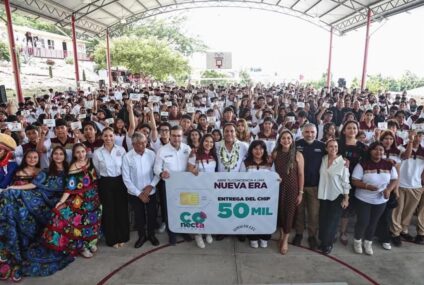 Eduardo Ramírez entrega el chip número 50 mil del programa Conecta Chiapas