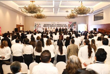 Eduardo Ramírez entrega la Medalla al Mérito Médico Chiapas 2025 al doctor Salvador Pacheco Segura