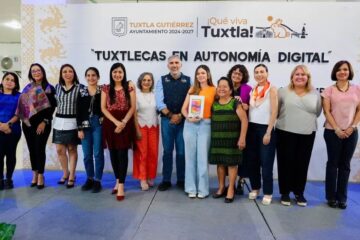Entrega Angel Torres tabletas electrónicas a mujeres emprendedoras en Tuxtla