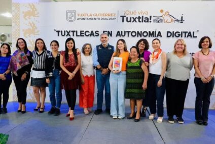 Entrega Angel Torres tabletas electrónicas a mujeres emprendedoras en Tuxtla
