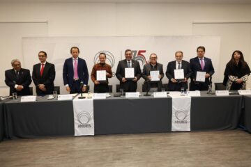 Suscribe UNACH convenio con la COMAR