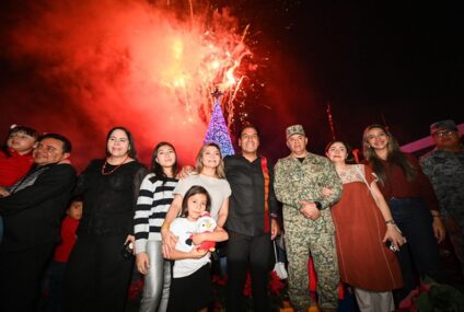 Eduardo Ramírez asiste al tradicional encendido del Árbol de Navidad