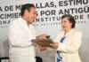 Entrega Eduardo Ramírez medallas, estímulos y reconocimientos por antigüedad al personal del Instituto de Salud