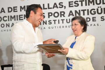 Entrega Eduardo Ramírez medallas, estímulos y reconocimientos por antigüedad al personal del Instituto de Salud Entrega Eduardo Ramírez medallas, estímulos y reconocimientos por antigüedad al personal del Instituto de Salud