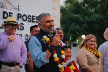 Entrega Angel Torres constancias de posesión a familias tuxtlecas Entrega Angel Torres constancias de posesión a familias tuxtlecas