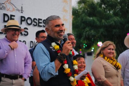 Entrega Angel Torres constancias de posesión a familias tuxtlecas