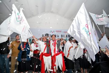 Eduardo Ramírez levanta segunda bandera blanca por la alfabetización en Huixtán