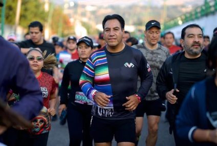 Junto a miles de atletas, Eduardo Ramírez participa en la Carrera del Parachico 2026
