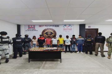 Detienen a ocho presuntos narcomenudistas en posesión de armas de fuego, en Cintalapa: FGE Detienen a ocho presuntos narcomenudistas en posesión de armas de fuego, en Cintalapa: FGE