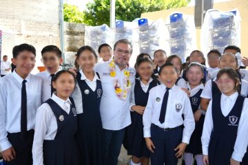 La Secretaría del Humanismo entrega mobiliario escolar en la primaria Dr. Rodulfo Figueroa La Secretaría del Humanismo entrega mobiliario escolar en la primaria Dr. Rodulfo Figueroa