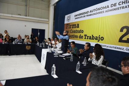 Firma Administración Central de la UNACH el contrato colectivo de trabajo con el STAUNACH