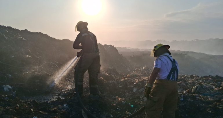 Combate de incendio en el Basurero Municipal de Tapachula, continúa