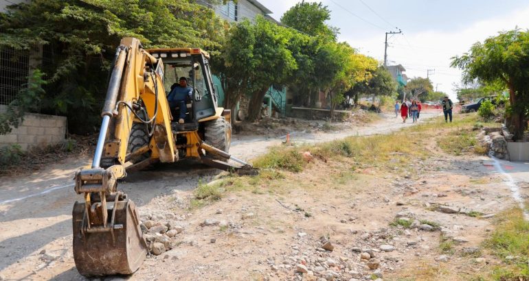 Angel Torres encabeza inicio de pavimentación en Nuevo Edén; 30 años de olvido se quedaron atrás Angel Torres encabeza inicio de pavimentación en Nuevo Edén; 30 años de olvido se quedaron atrás