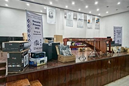 Entrega rectora de la UNICACH, Fanny López Jiménez, equipo y mobiliario que reduce rezago histórico en facultades