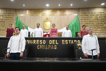 Juan Carlos Moreno Guillén celebra reconocimiento al mérito académico chiapaneco