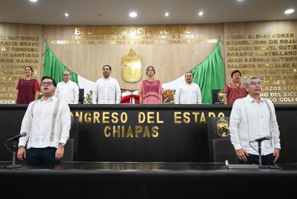 Juan Carlos Moreno Guillén celebra reconocimiento al mérito académico chiapaneco