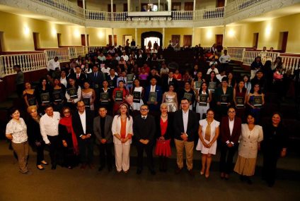 Realiza UNACH emotiva ceremonia de graduación de la comunidad de egresados de la Escuela de Lenguas San Cristóbal