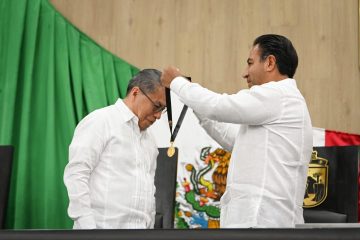 Gobernador Eduardo Ramírez Aguilar impone medalla “Ángel Albino Corzo Castillejo” a Florentino Pérez Gobernador Eduardo Ramírez Aguilar impone medalla “Ángel Albino Corzo Castillejo” a Florentino Pérez