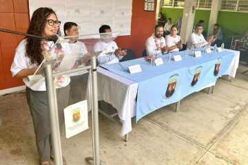 Encabeza rectora de UNICACH Fanny López Jiménez en Venustiano Carranza entrega de paquetes para alfabetización del programa Chiapas Puede