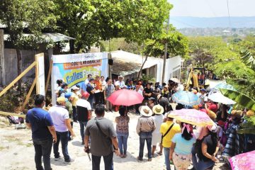 Angel Torres da banderazo de inicio a la pavimentación de la calle Jalisco en Las Granjas Angel Torres da banderazo de inicio a la pavimentación de la calle Jalisco en Las Granjas