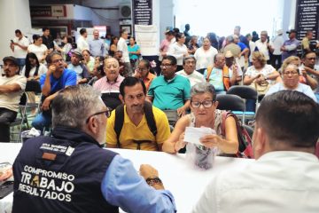 Angel Torres concluyó de madrugada atención a tuxtlecas y tuxtlecos en Lunes del Pueblo