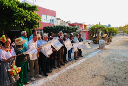Angel Torres da banderazo de inicio a los trabajos de pavimentación en colonia La Salle