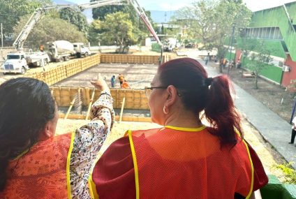 Supervisa rectora de UNICACH Fanny López Jiménez, avances en construcción de alberca semiolimpica en Tonalá