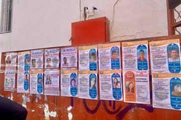 Madres buscadoras pegan fichas de búsqueda en diferentes puntos de Chiapas Madres buscadoras pegan fichas de búsqueda en diferentes puntos de Chiapas