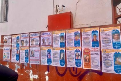 Madres buscadoras pegan fichas de búsqueda en diferentes puntos de Chiapas