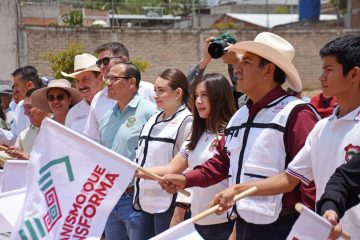 Gobernador Eduardo Ramírez y alcaldesa Valeria Rosales dan banderazo de construcción de cancha