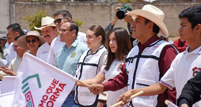 Gobernador Eduardo Ramírez y alcaldesa Valeria Rosales dan banderazo de construcción de cancha