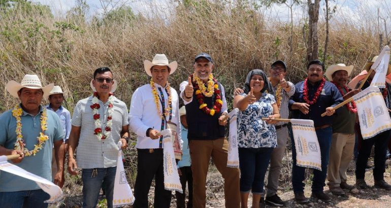 Angel Torres da banderazo a más de 1,400 metros lineales de calles con revestimiento en Plan de Ayala y Emiliano Zapata Angel Torres da banderazo a más de 1,400 metros lineales de calles con revestimiento en Plan de Ayala y Emiliano Zapata